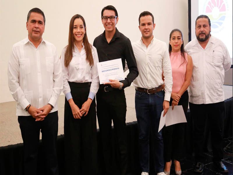 Reconocen a alumnos en el ´Día Internacional del Estudiante´