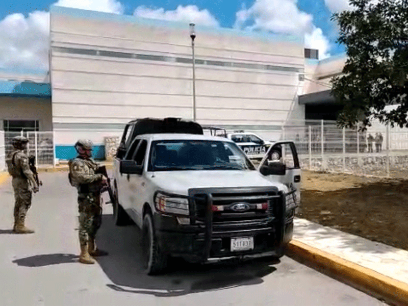 En la vigilancia del lugar participan elementos de la Marina, la Policía Ministerial y agentes Municipales.
