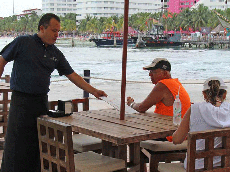 Quedan excluidos negocios ubicados en las zonas turísticas con el giro de venta de bebidas alcohólicas exclusivamente con alimentos.