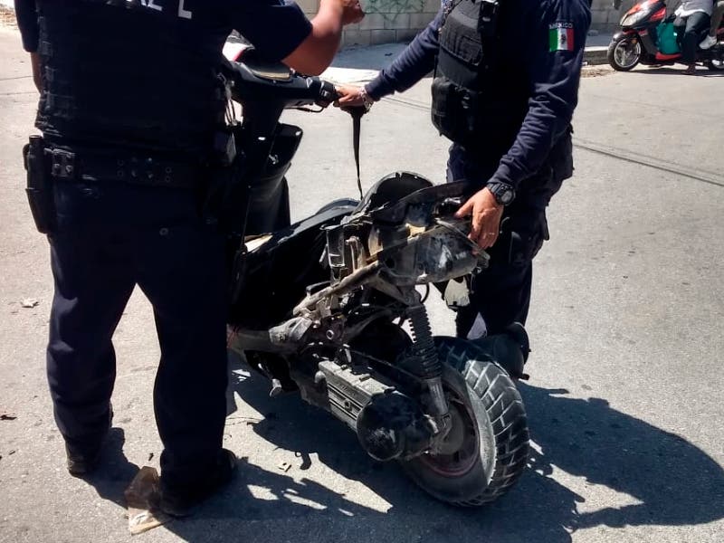 Patrulla se pasa un alto y se impacta con un motociclista