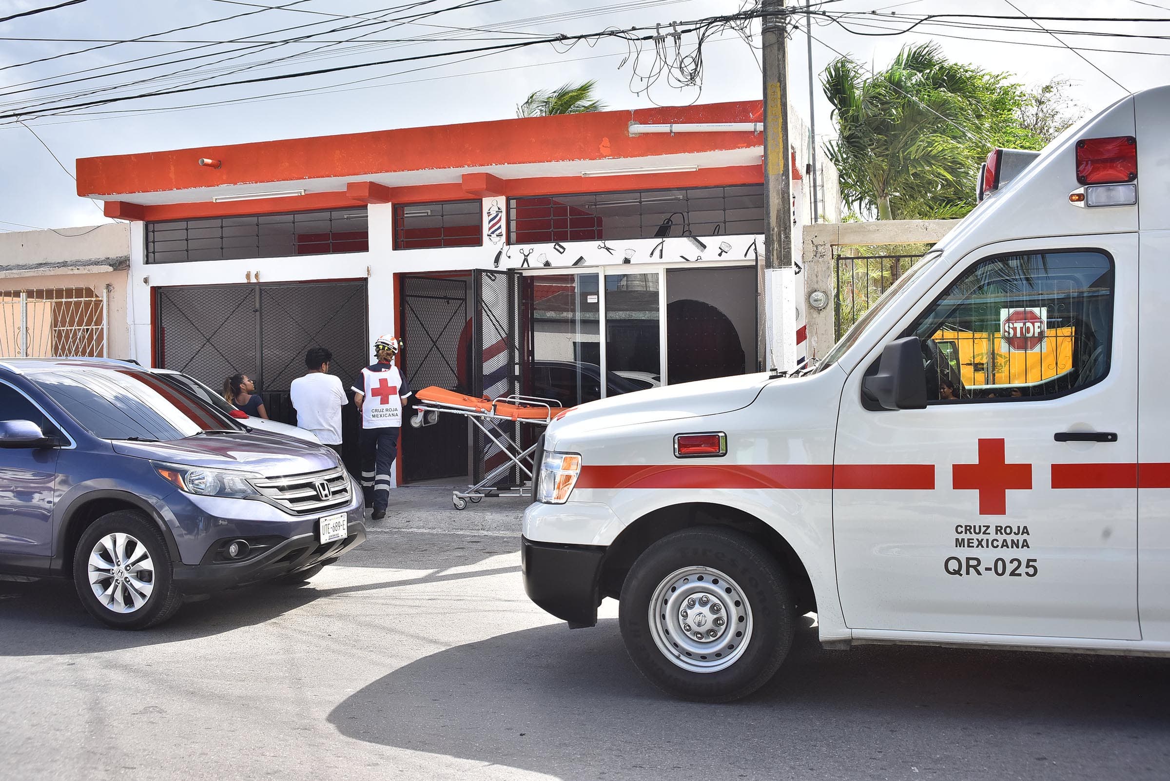 Autoridades y rescatistas llegaron de emergencia para realizar las investigaciones y auxiliar a los presentes.