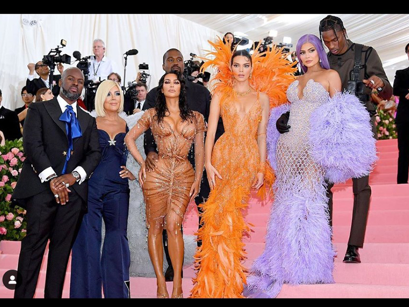 Las Kardashians en contra del noviazgo de su mamá con un hombre 25 años más joven que ella