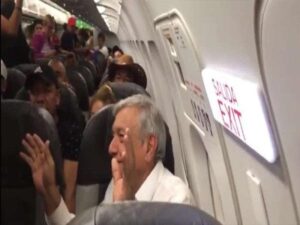 Pasajera le canta una canción a Andrés Manuel López Obrador en pleno vuelo