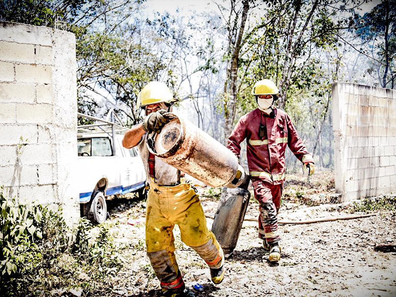 Oportuna intervención de Bomberos evita incendio de gran magnitud en zona de invasión.