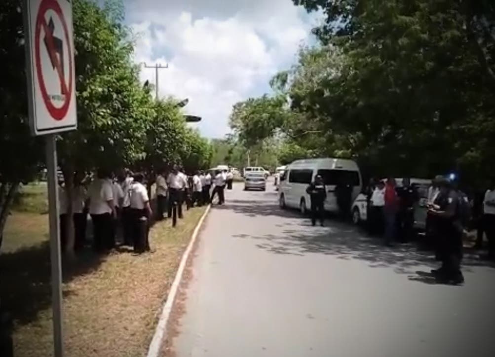 Taxistas bloquean camionetas de servicio turístico que pretendían dar servicio al aeropuerto