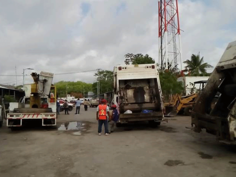 Desde las 5:00 horas de este martes, trabajadores de la Dirección de Servicios Públicos de Othón P. Blanco suspendieron labores.