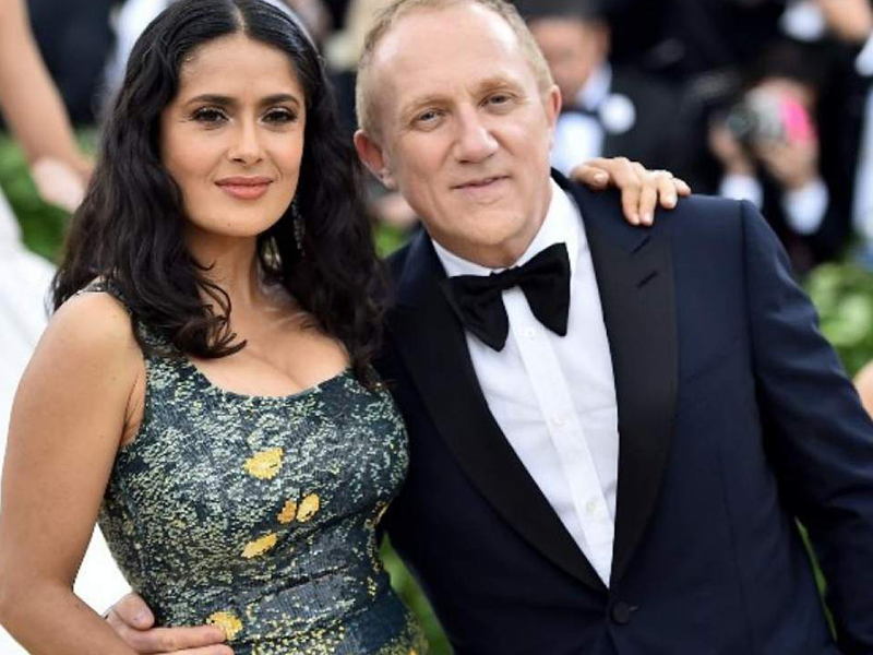 Salma Hayek celebra el cumpleaños de su esposo con un baile “pegadito”