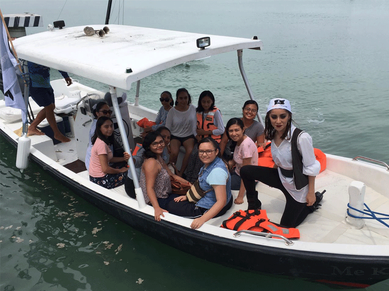 Disfrutan del Festival Acuático Mayas y Piratas en Chetumal; atrae a propios y extraños una exhibición de veleros y el famoso “Kite Surfing” en la bahía.
