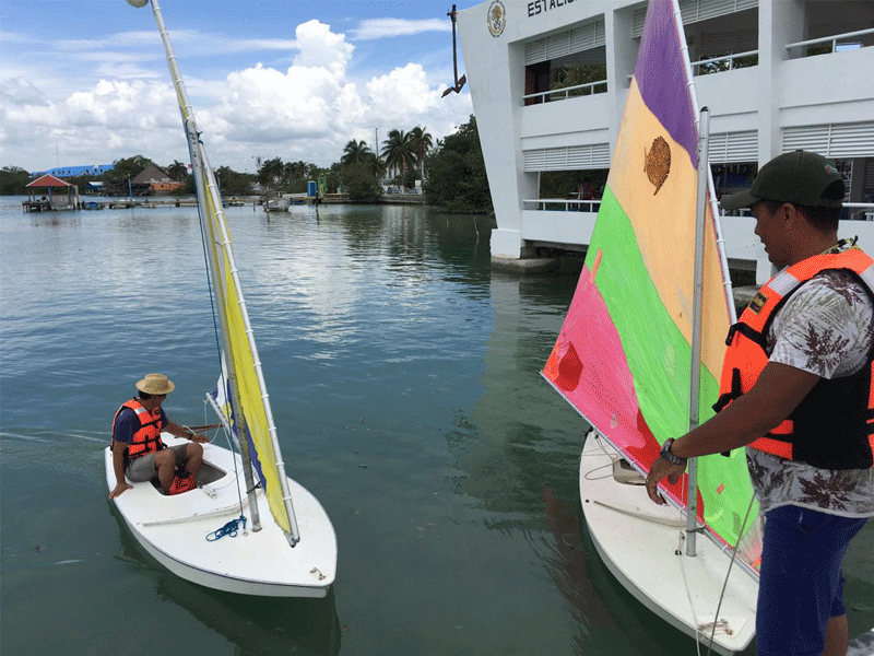 Este domingo el inicio de las actividades acuáticas en la bahía y paseos en veleros, pontones y embarcaciones de motor inició a las 10:30 horas.