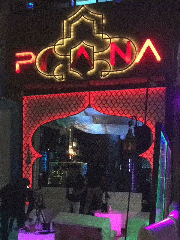 Hallan droga en antros de Playa del Carmen tras homicidio; catean elementos de la Fiscalía el “Hooka Bar Dubai”, entre otros establecimientos en el Centro.