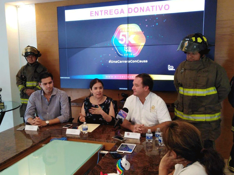 Reciben bomberos de Cancún donativo de 100 mil pesos; los recursos económicos fueron recabados en la 7ª edición de la Carrera 5K “Equipemos a Los Héroes”.