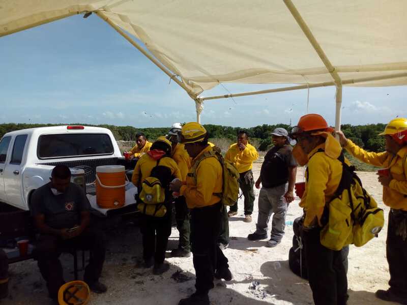 Se mantiene un trabajo permanente por el cuerpo de bomberos que lleva trabajando más de 40 horas en las llamas
