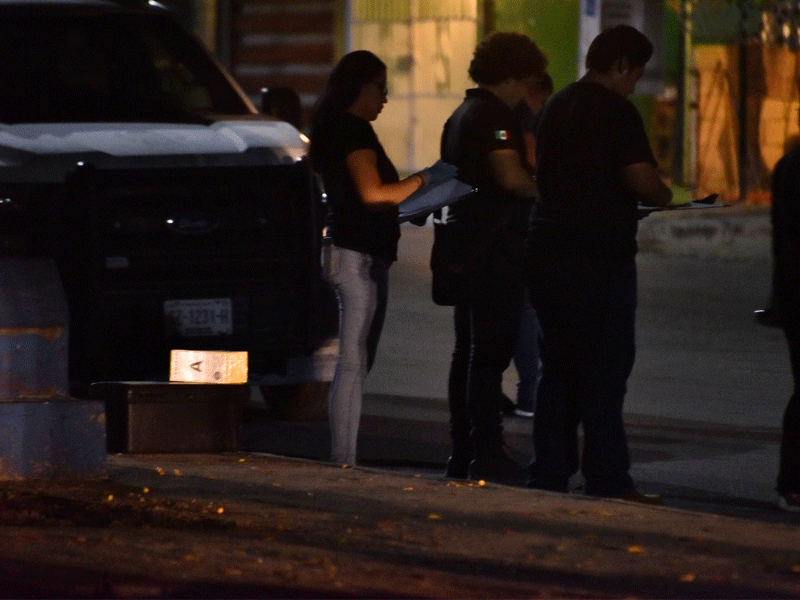 Al lugar acudieron agentes ministeriales, el fiscal del Ministerio Público de Homicidios, así también personal del Semefo.