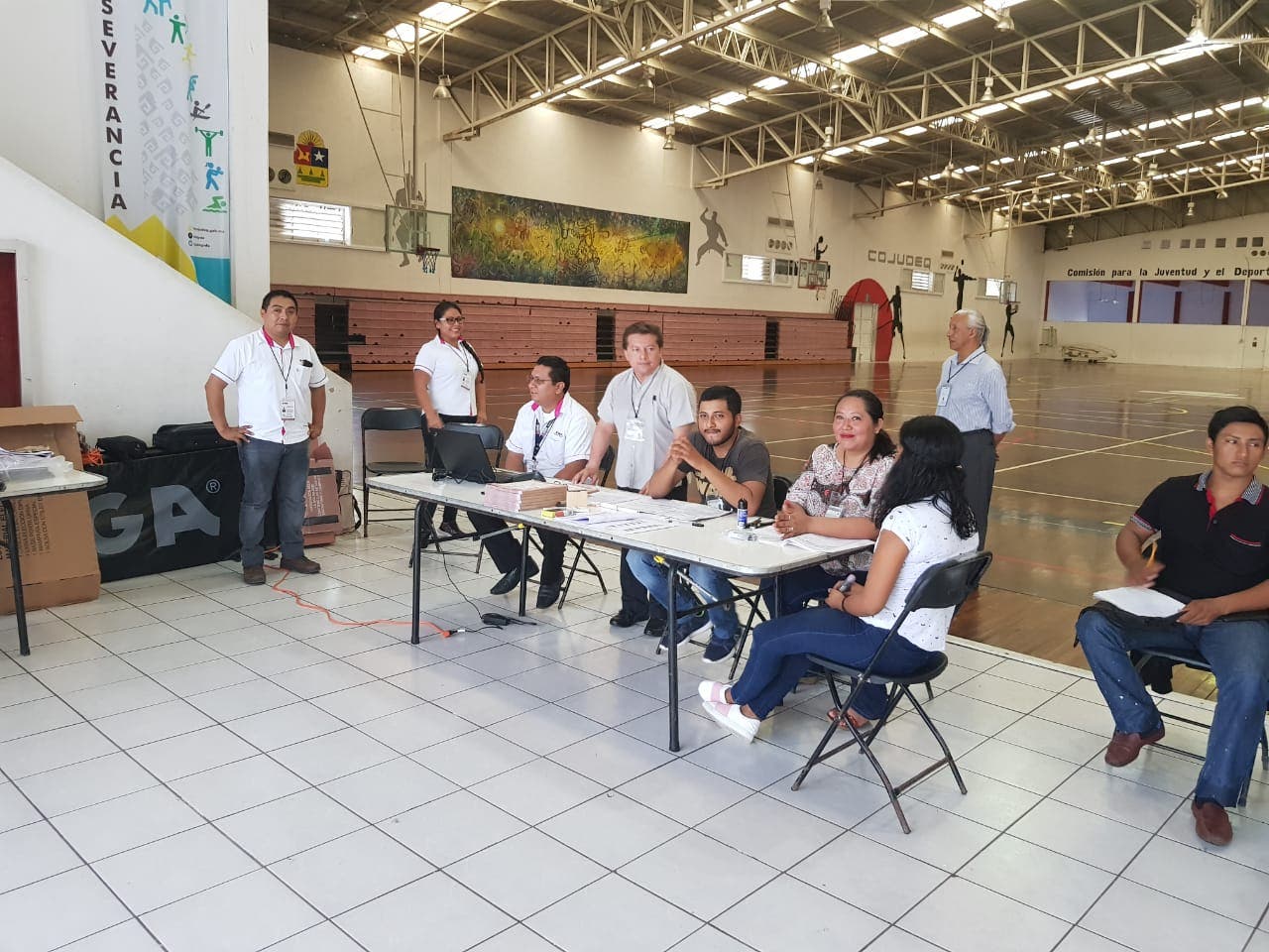 Lluvia y falta de funcionarios retrasan apertura de casillas