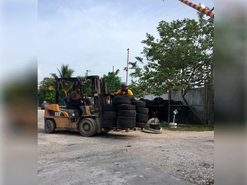 Transportan llantas en Cozumel
