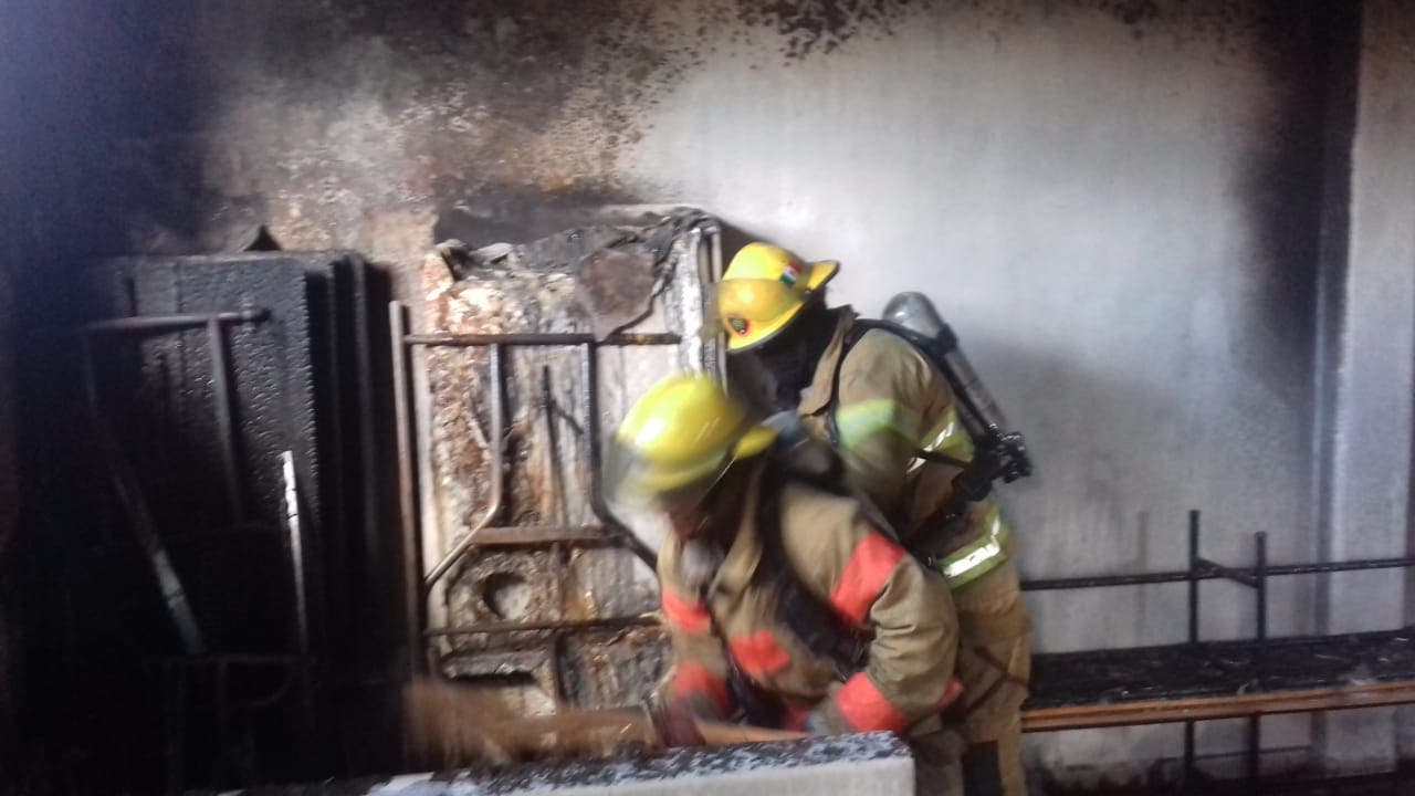 Bomberos en una de las instalaciones de la universidad