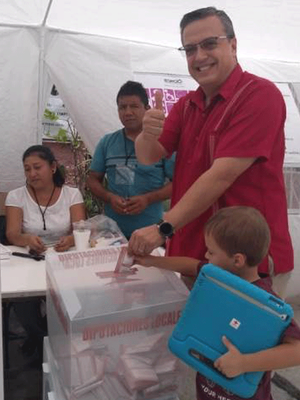 El legislador federa emitió su voto en la casilla 100, perteneciente al Distrito 5, ubicada en la Supermanzana 92 de Cancún.