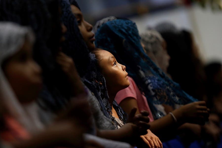 Naasón asumió en 2014 el liderazgo de la iglesia y presidió su expansión y consolidación en numerosos países, hoy está acusado de 26 delitos graves entre los que se encuentran las pornografía infantil.