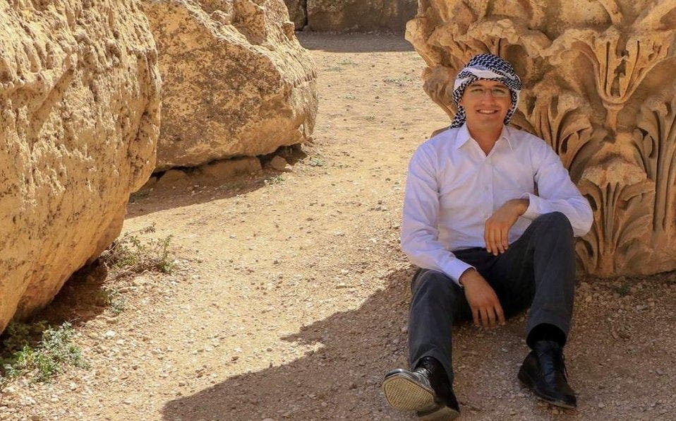 El joven diácono era un viajero frecuente, pese a no contar con ingresos fijos.