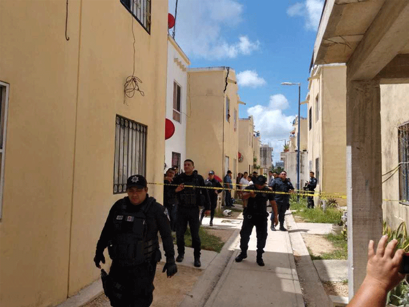 Hallan ejecutado en Villas Otoch Paraíso; esta mañana fue descubierto el cuerpo de un sujeto en uno de los departamentos; hay dos detenidos.