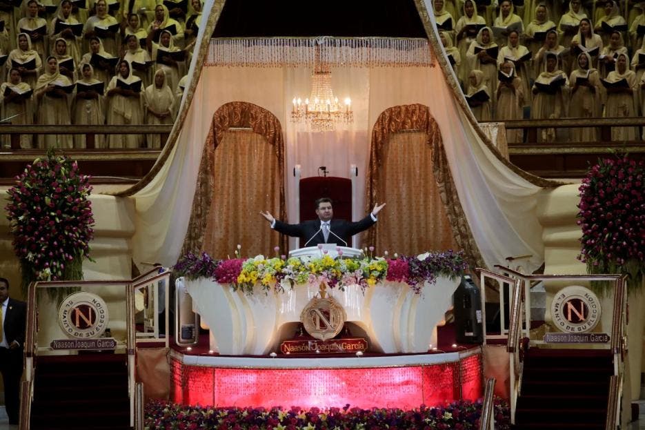 Naasón Joaquín, desde su púlpito de lujo donde "predica" la sumisión de sus fieles.