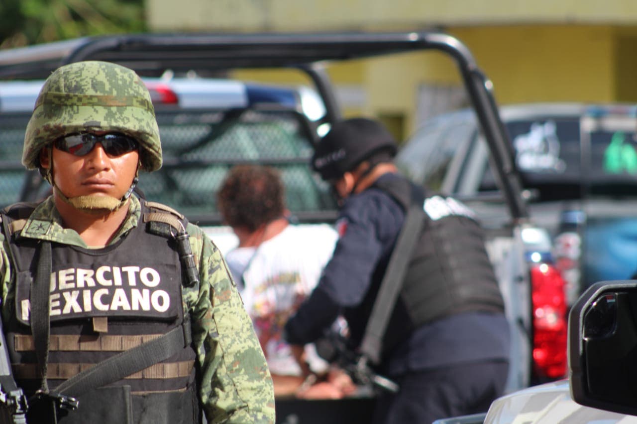El operativo sorpresa en bares de Cozumel contó con el apoyo de policías militares.