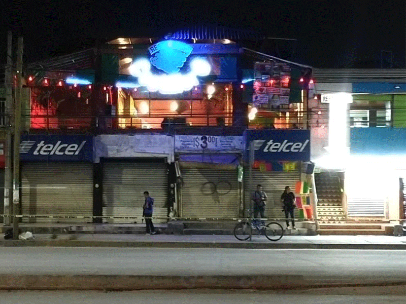 Un hombre fue agredido a balazos al interior del restaurante bar "El Costillero", ubicado en la avenida López Portillo