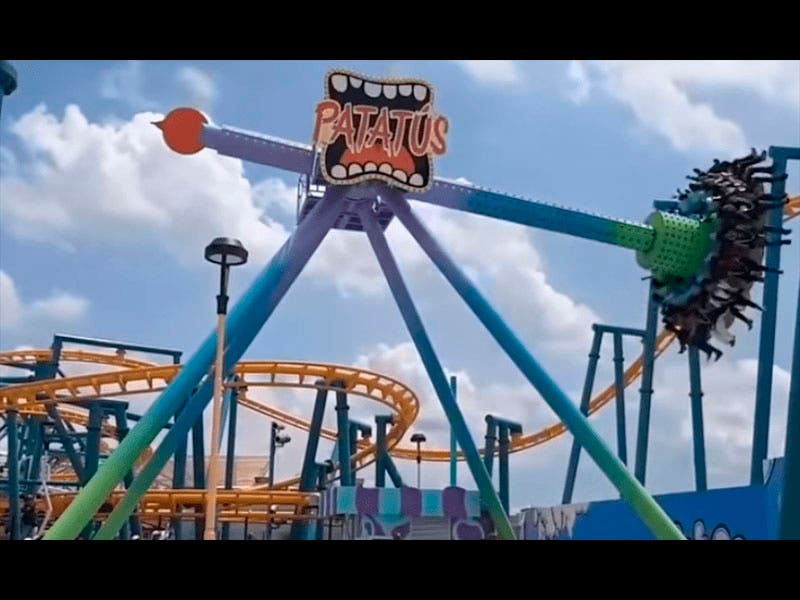 Día del padre de terror, quedan atrapados en juego mecánico