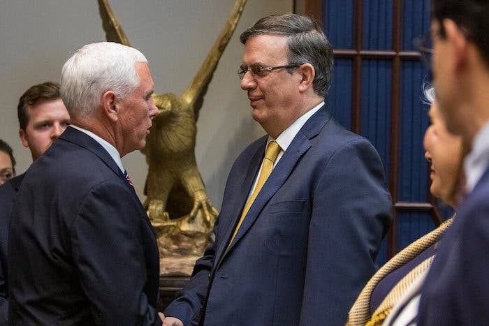 Mike Pence, Vicepresidente de Estados Unidos, y Marcelo Ebrard, titular de la Secretaría de Relaciones Exteriores, se saludan en la Casa Blanca al iniciar las pláticas para frenar aranceles contra México.