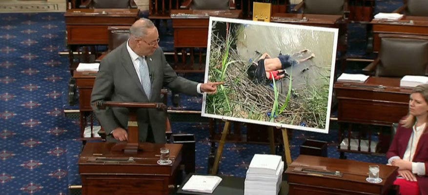 El senador demócrata Chuck Schumer mostró la fotografía de Oscar y Valeria, el hombre salvadoreño y su hija muertos ahogados en el Río Bravo el pasado fin de semana.