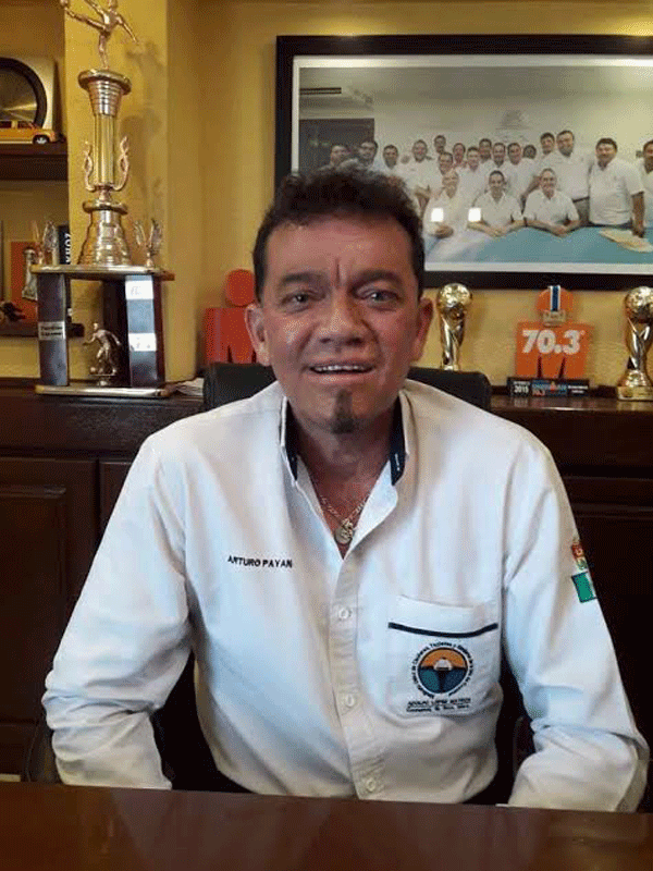Mantendrán la tarifa de taxis en Cozumel; asegura Arturo Payán, dirigente del gremio en la isla, que el Imoveqroo autorizó 20% de aumento en todo el estado.