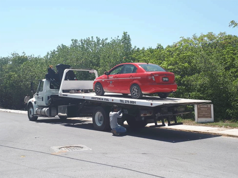 La Unidad Especializada en Investigación de Robo de Vehículos detectó un vehículo rotulado como taxi que operaba de forma irregular.