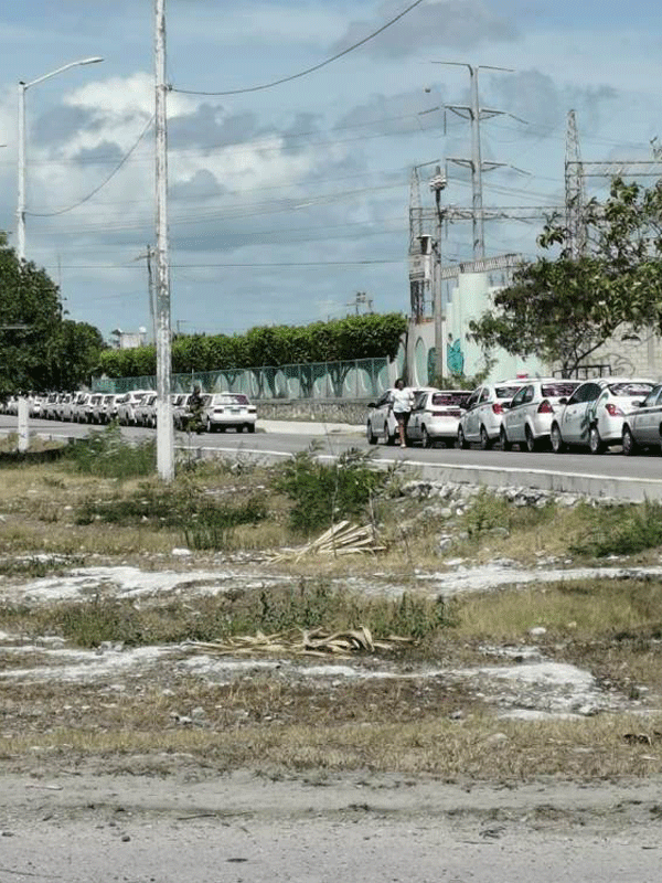 Al grito de guerra los taxistas de Cancún; realizan manifestación pacífica en protesta contra la operación de plataformas digitales en todo México.
