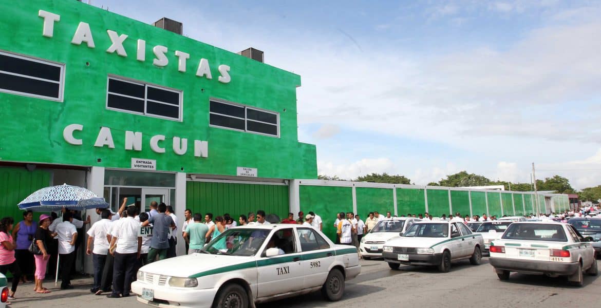 Sujetos armados balearon al taxista, dos pasajeros perdieron la vida