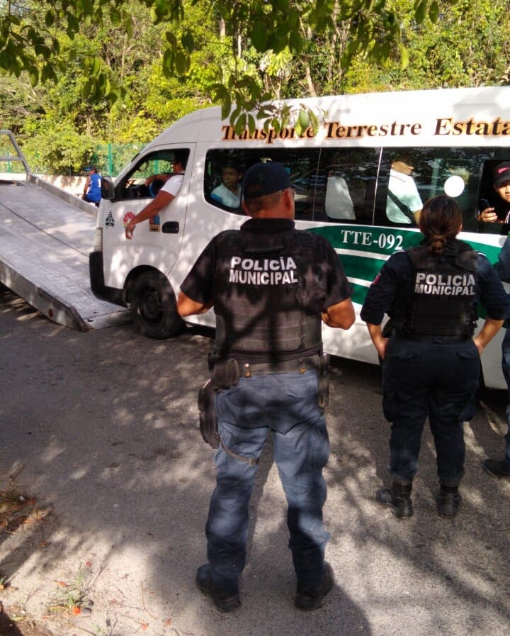 Remolcan van con pasajeros en el fraccionamiento Villas Otoch