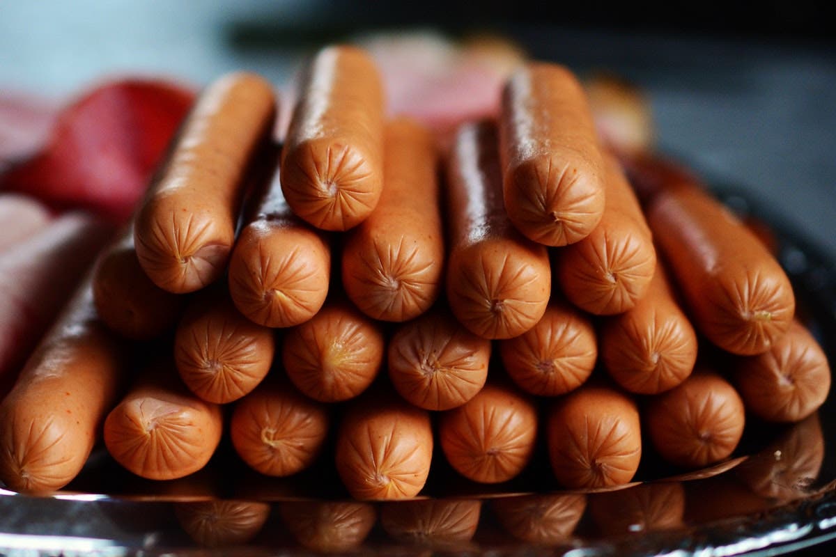 El trabajador murió con la trituradora de salchichas, ya que no la sabía usar.