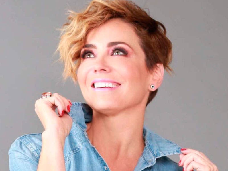 Conductora de "Enamorándonos" llora al dar un mensaje en el programa