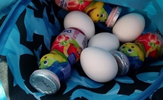 Descubren a niño llevando “lonche” para compañero que no desayuna