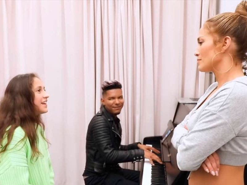 Critican a Jennifer Lopez por “obligar” a su hija a cantar