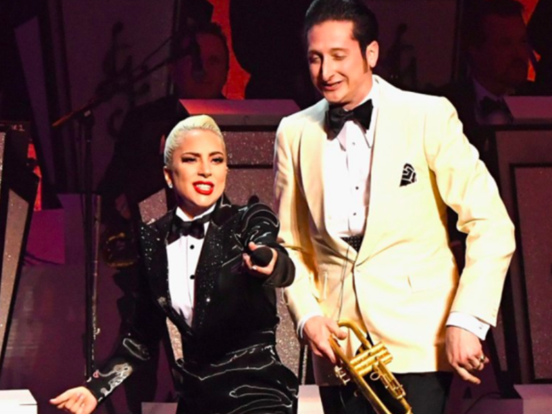 Lady Gaga besa a un hombre casado y es criticada