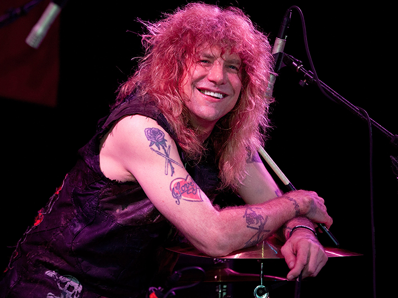 Ex baterista de Guns N'Roses hospitalizado por apuñalarse el estómago