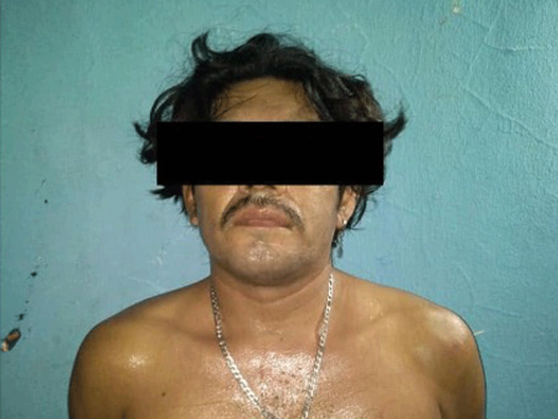 Detenidos en Puerto Morelos tres hombres y una mujer con un fusil R-15; el operativo se llevó a cabo durante el decomiso de alcohol en un clandestino.