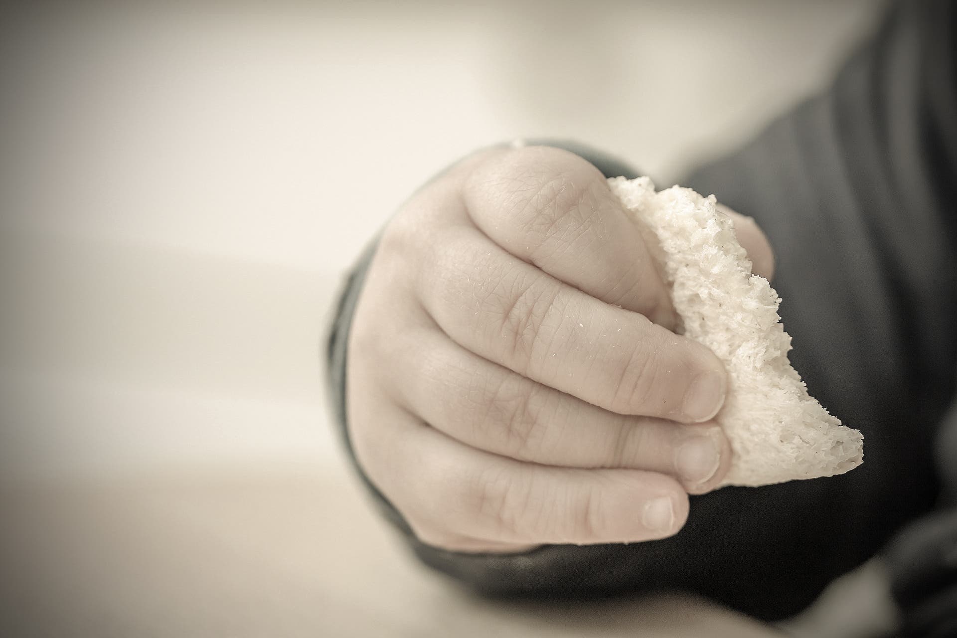 Pareja del mismo sexo asesina a su hijo por negarse a vestir como niña