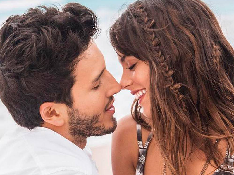 Sebastián Yatra confirma su noviazgo con Tini Stoessel