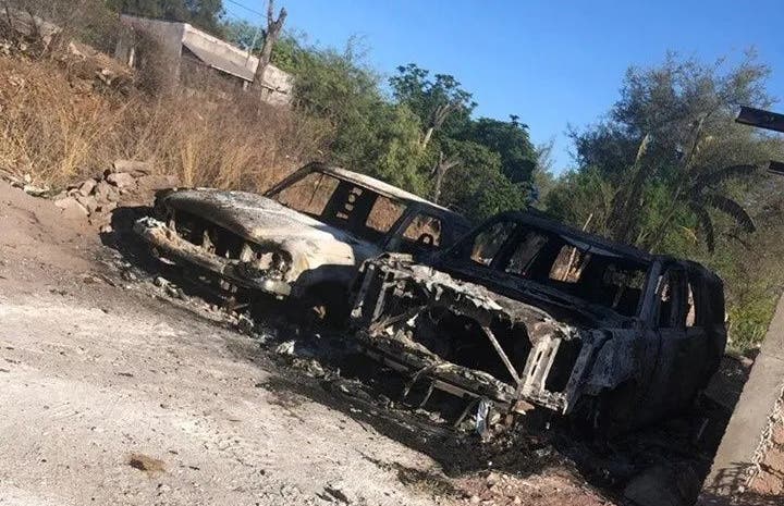 Un grupo armado atacó esta mañana en un municipio de Sonora, y quemaron casas y autos.