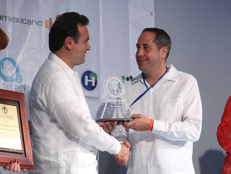 Otorgan a Pedro Joaquín reconocimiento por promover políticas públicas para el bienestar y la salud en Cozumel.- En el marco del “Segundo Congreso