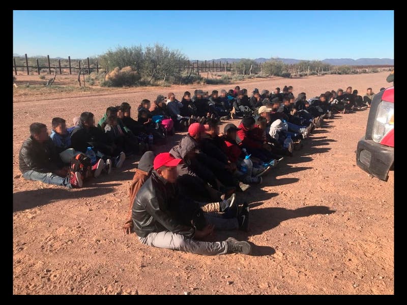 Policía Rural encuentra a 105 migrantes encerrados en autos