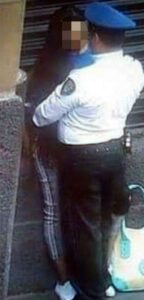 Policía de la CDMX besa a una mujer en horas de trabajo