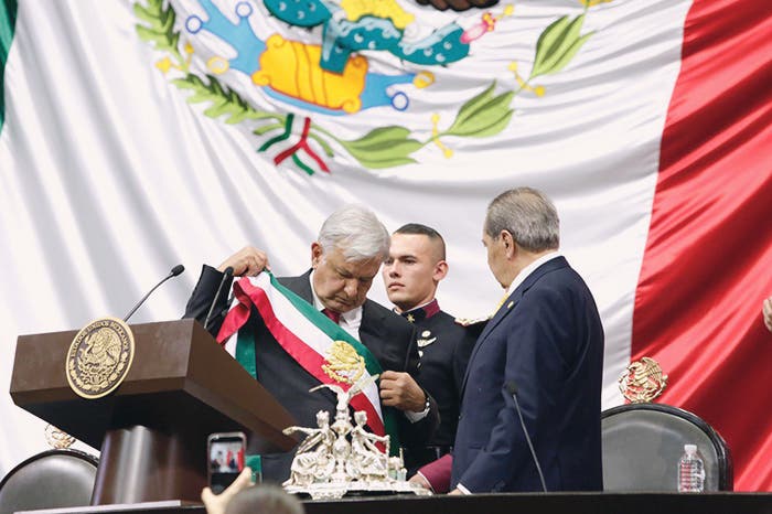 Toma de protesta y colocándose la banda presidencial entregada por el presidente de la Cámara baja, Porfirio Muñoz Ledo.
