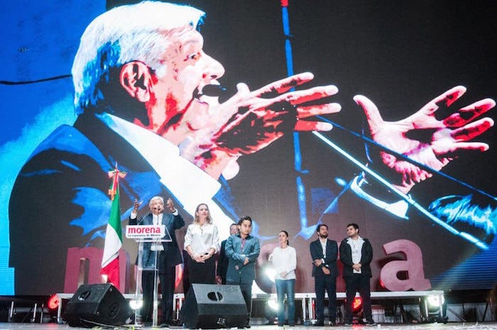 Festejo en el Zócalo capitalino tras el triunfo histórico.